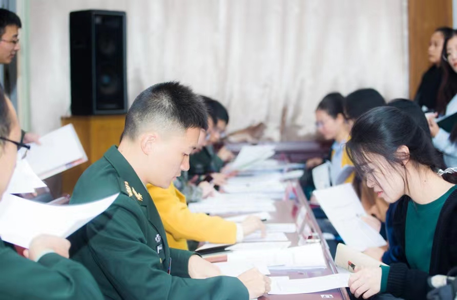 军队文职与公务员对比_北京轻松学教育文职怎么样_军队文职铁饭碗优势