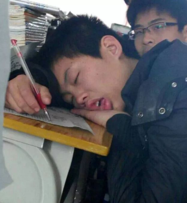 英语早读精神提升_英语听力催眠效果_睡觉时听英语有用吗