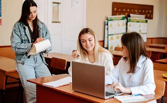 学生学习英语中