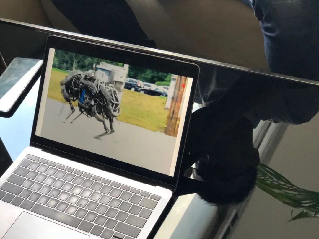 深兰科技鞍山工业研究院_鞍山外教英语科学实验机器人_新一代认知智能巡检平台